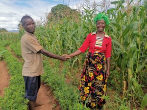 Margaret and her neighbor Phale Jabes agree on the boundary between their two parcels during the land documentation process in TA Mwansambo. 