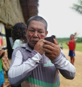 John Jairo García painting his face